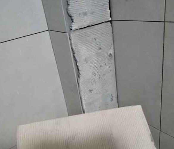 五营瓷砖空鼓维修公司分享下厨房瓷砖脱落的补救措施。